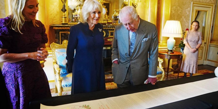 21 Meter lang und rund 11.600 handgeschriebene Wörter: Fast genau ein Jahr nach ihrer Krönung haben König Charles III. und seine Frau Königin Camilla das offizielle Protokoll der Zeremonie erhalten.