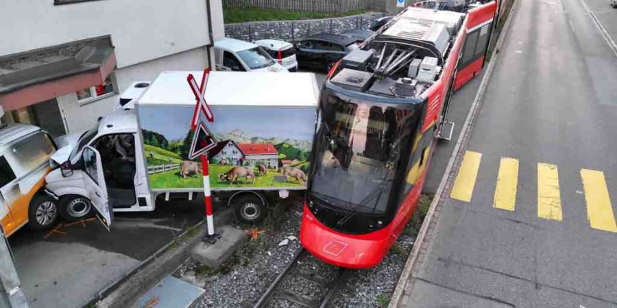 In Niederteufen AR entgleiste ein Zug der Appenzeller Bahnen nach einer Kollision mit einem Lieferwagen.