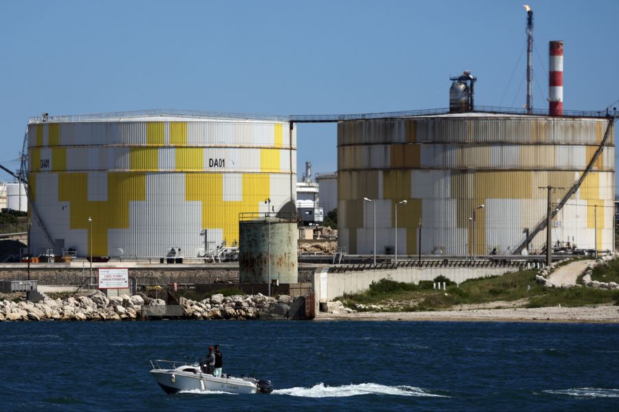 Diese Entwicklungen haben Folgen für Ölpreise. Die für Europa wichtige Nordsee-Ölsorte Brent kostete am Montagmorgen 107.60 Dollar pro Barrel. (Symbolbild)