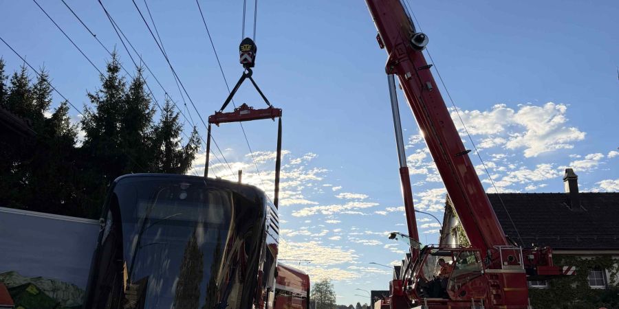 Die entgleiste Zugkomposition der Appenzeller Bahnen musste mit einem Kran geborgen werden.
