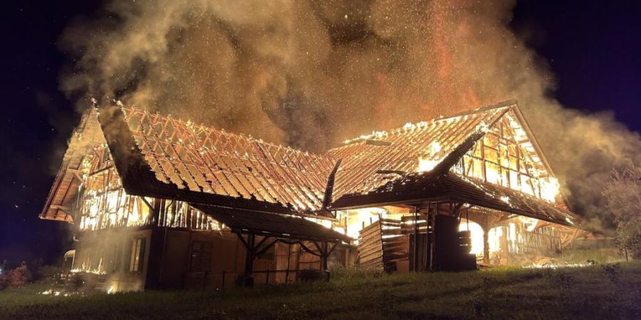 In Bonstetten brannte es 2024 mehrmals, unter anderem stand auch ein leerstehendes Bauernhaus in Flammen. Nächste Woche steht einer der mutmasslichen Brandstifter vor Gericht. (Archivbild)