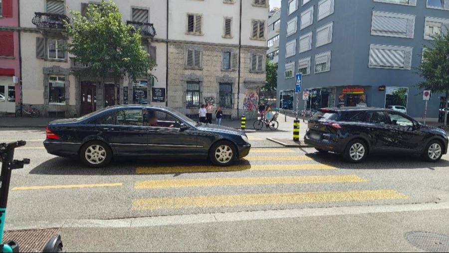 Jemand beschwert sich: «Scheint irgendwie schwierig zu sein, davor anzuhalten, statt darauf …»