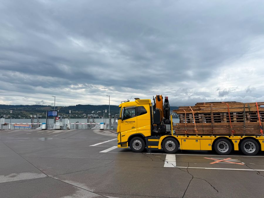 Dieser Lastwagen kommt wegen des tiefen Wasserpegels nicht mehr auf die Zürichsee-Fähre.