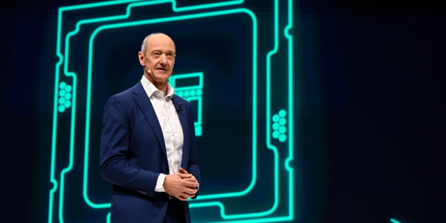 Konzernchef Roland Busch ist von den positiven Effekten der Künstlichen Intelligenz überzeugt. Er warnt im Rennen um die Führungsrolle bei KI-Technologien vor zu vielen Vorschriften ...