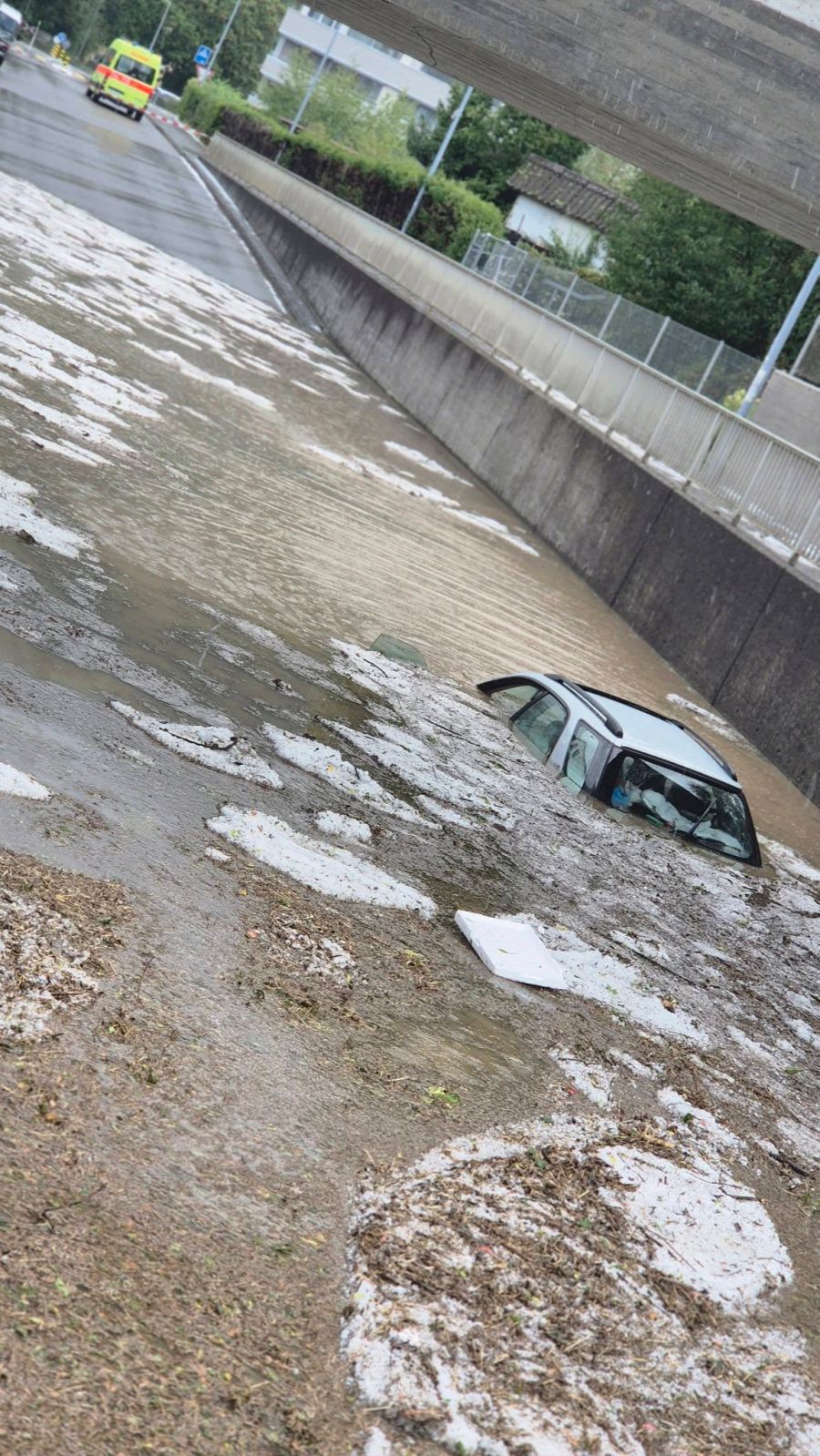 Das Auto steht quasi unter Wasser.