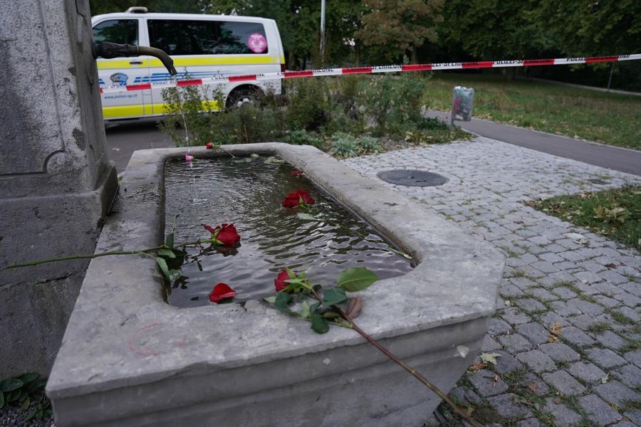 Zum Gedenken an die Tat wurden in Tatnähe Rosen niedergelegt.