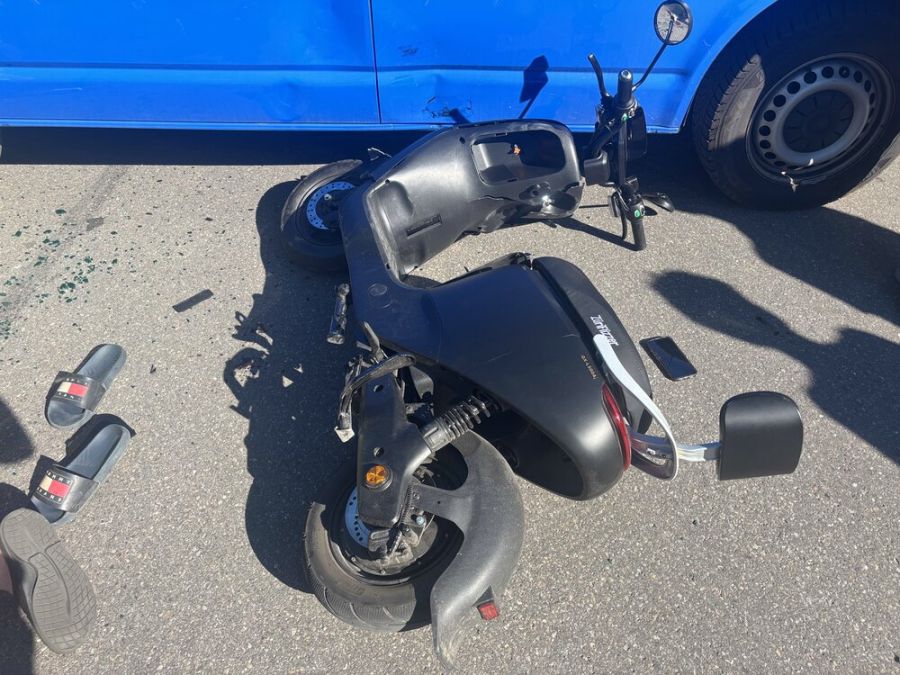 Der Rollerfahrer und sein Sozius wurden verletzt.