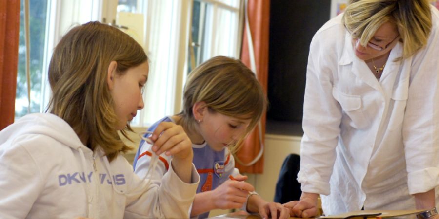 In beiden Appenzeller Kantonen wurden die Kompetenzen der Zweitklässler und Zweitklässlerinnen in Deutsch und Mathematik getestet. Im Bild: Unterricht an der Primarschule Schlatt bei ...
