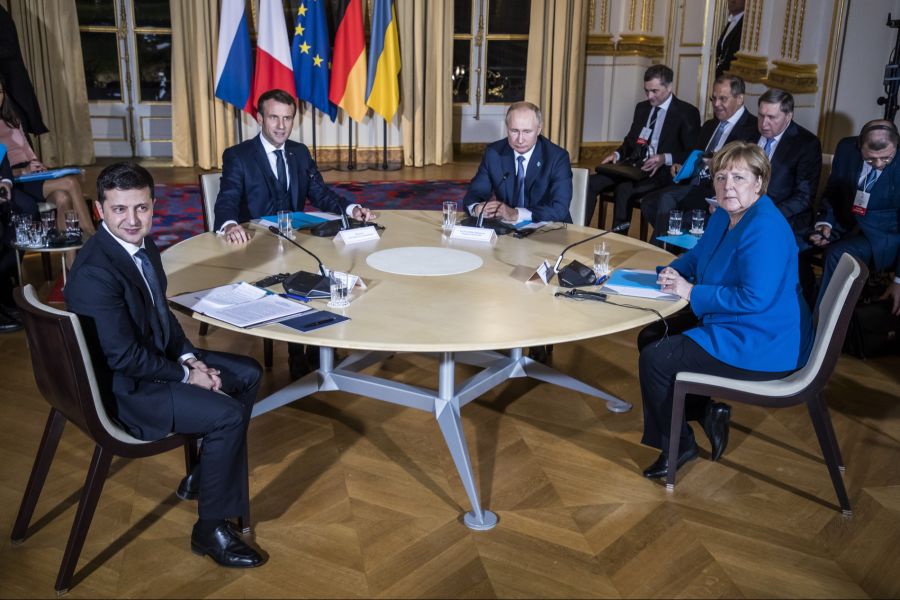 2019 sass sie zuletzt mit Putin und Selenskyj an einem Tisch.
