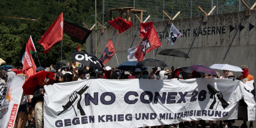 Demonstrierende ziehen am Samstag in Liestal an der dortigen Kaserne vorbei.