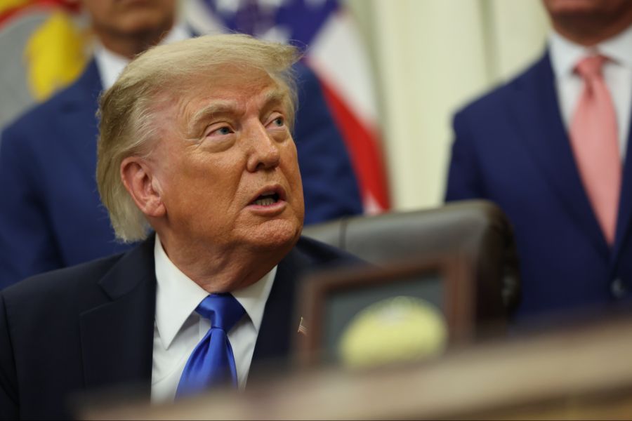 Will der US-Präsident jünger wirken, war es ein Färbeunfall oder ist es gar ein Toupet?
