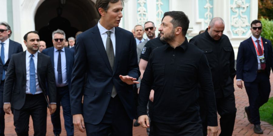 Der ukrainische Präsident Wolodymyr Selenskyj (r) im Gespräch mit Jared Kushner, dem Gesandten von US-Präsident Trump. Foto: Uncredited/Ukrainian Presidential Press Office via AP/dpa