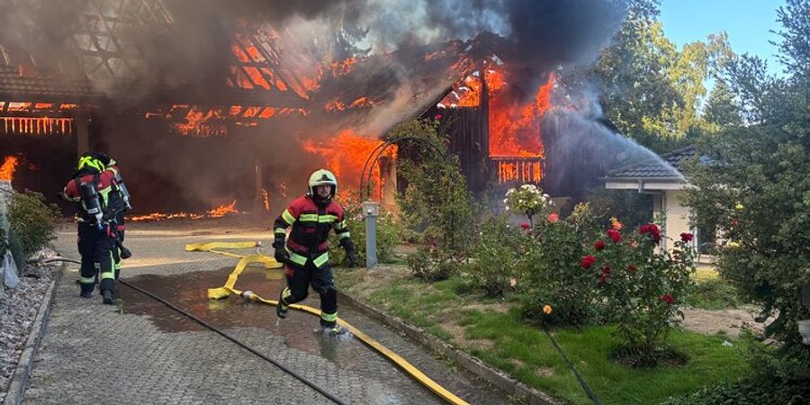 Mehrere Feuerwehren standen mit einem Grossaufgebot im Einsatz.