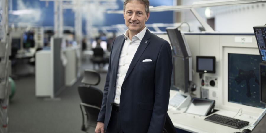 Die Zahl der ursprünglich vorgesehenen 220 Entlassungen konnte halbiert werden. Laut Skyguide-CEO Peter Merz darf diese erfreuliche Ankündigung aber nicht über die Folgen für die Be...