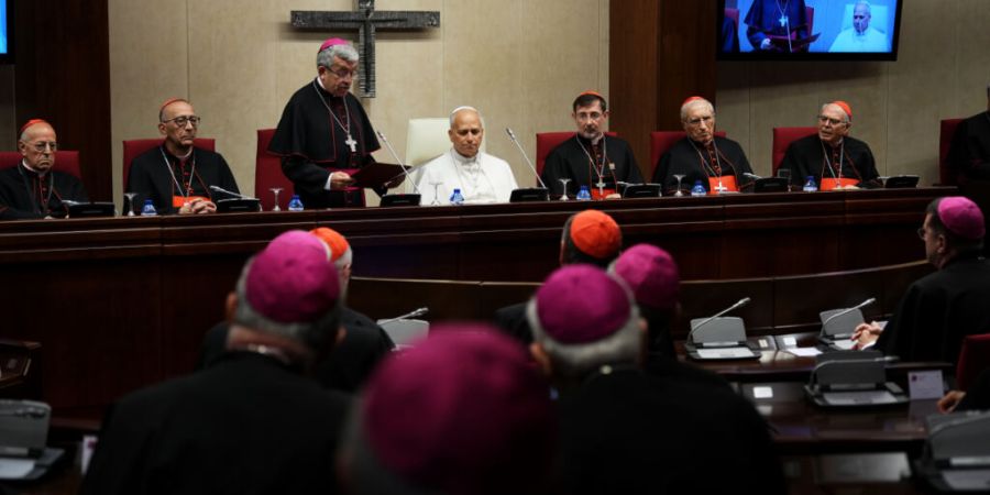 Papst Leo XIV. trifft sich mit den spanischen Bischöfen bei der spanischen Bischofskonferenz. Foto: Alessandra Tarantino/AP/dpa