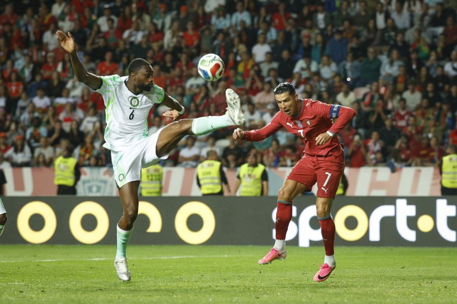 Ronaldo kämpft gegen Nigerias Verteidiger – doch trotz mehrerer Grosschancen blieb der 41-Jährige ohne Tor.