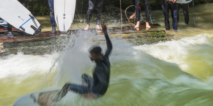 Ein Surfer surft die Welle am Eisbach im Englischen Garten in München. So hätten es sich Gemeinderäte in der Limmat gewünscht. (Archivbild)