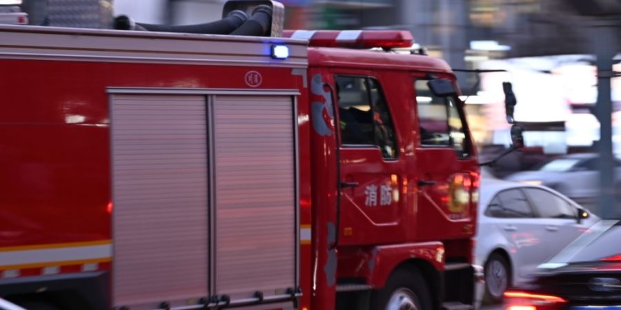 ARCHIV - Ein chinesisches Feuerwehrauto fährt mit Blaulicht auf einer Straße. Foto: Johannes Neudecker/dpa/Archivbild