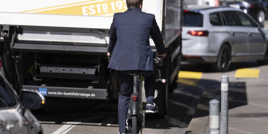 Im Schweizer Verkehr werden Velofahrerinnen und Velofahrer weniger vom restlichen Verkehr getrennt als in den Niederlanden. (Symbolbild)