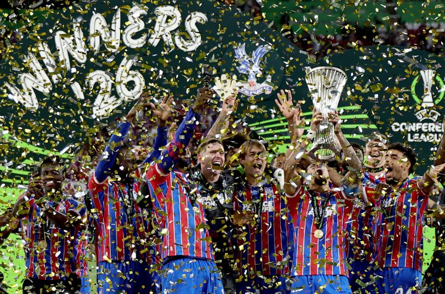 Crystal Palace feiert den Gewinn der Conference League.