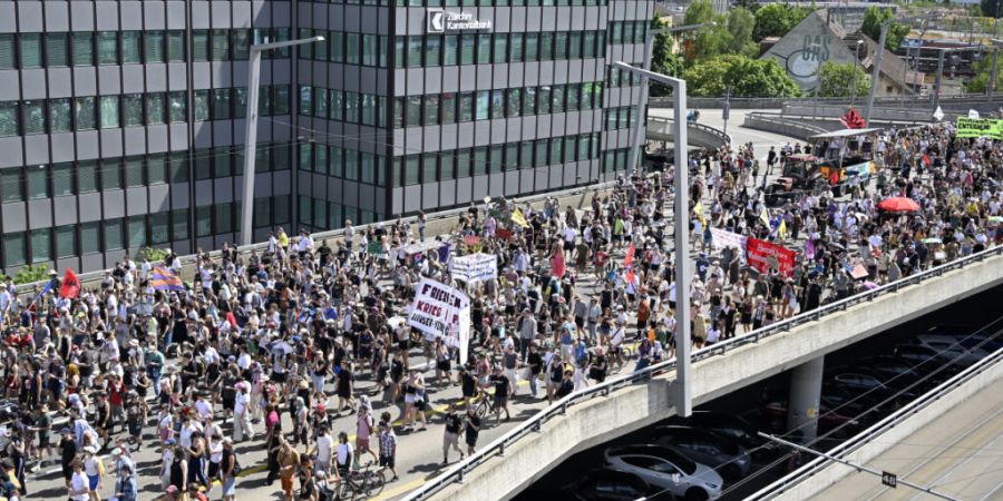 Bei brütender Hitze zog die Wohndemo über die Hardbrücke.