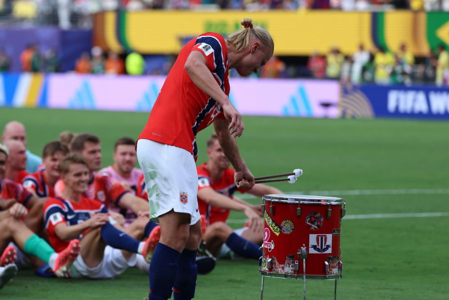 Im Stadion haut Norwegen-Star Erling Haaland auf die Pauke.