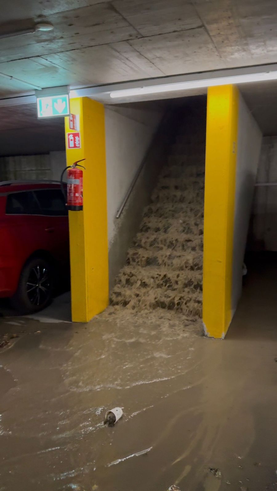 Ein Nau.ch-Leser schickt uns diese Bilder von einer überfluteten Tiefgarage in Wallisellen ZH.