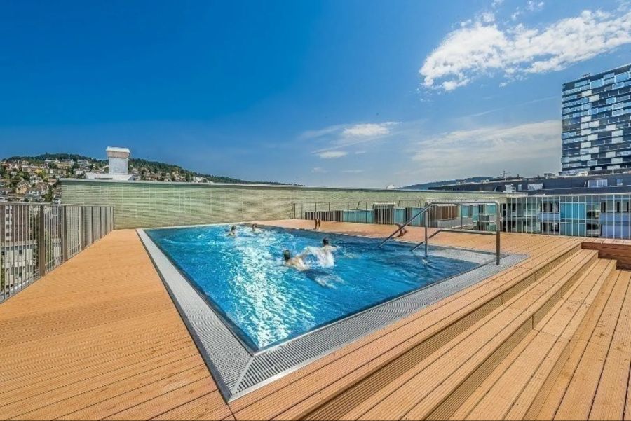 Auch die Überbauung im Zürcher Kreis fünf bietet einen Pool mit Aussicht.