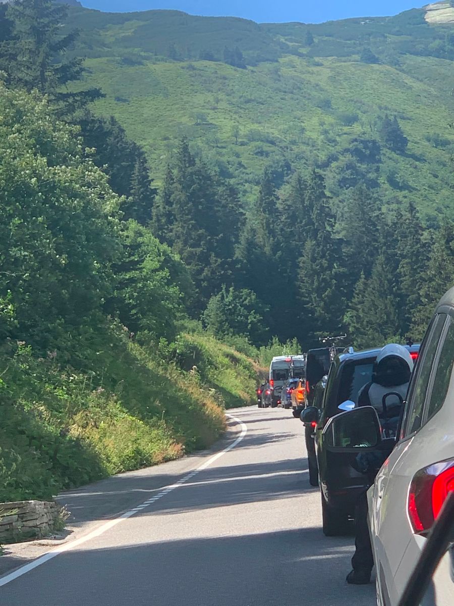 Auch über den San-Bernardino-Pass staut es aktuell massiv.