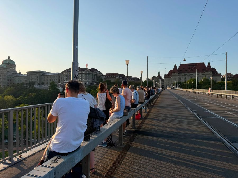 Auf der Kirchenfeldbrücke in Bern versammelten sich ebenfalls zahlreiche Menschen.