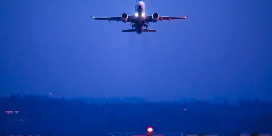 Die Zürcher Flughafen-Nachtruhe-Initiative wird zurückgezogen. Innerhalb des Initiativkomitees sorgt der Entscheid für Kontroversen. (Archivbild)