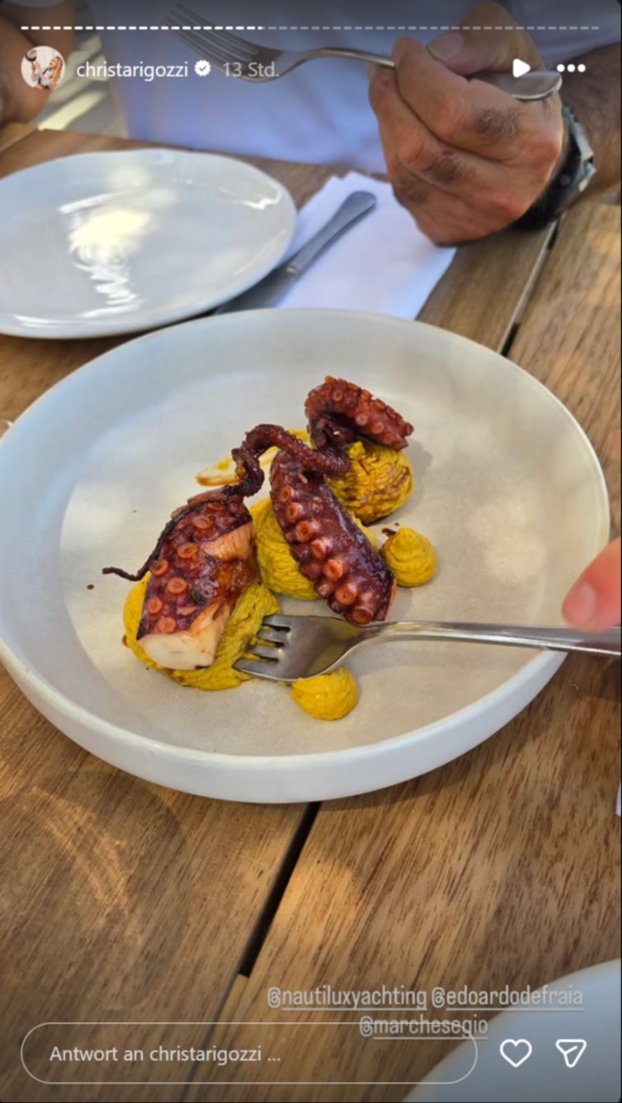 Serviert werden kulinarische Köstlichkeiten wie Oktopus auf Kichererbsen-Mousse.