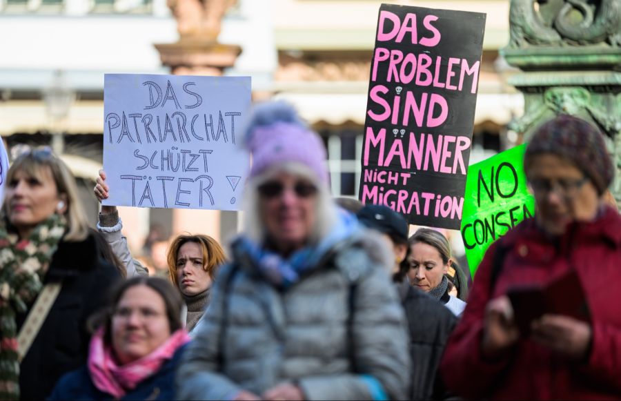 Sexuelle Gewalt ist ein strukturelles Problem. Täter sind auch Schweizer Bürger und nicht nur Migranten oder Personen aus armen Verhältnissen. (Bild: Demonstration gegen strukturelle Gewalt an Frauen, Deutschland, 2026)