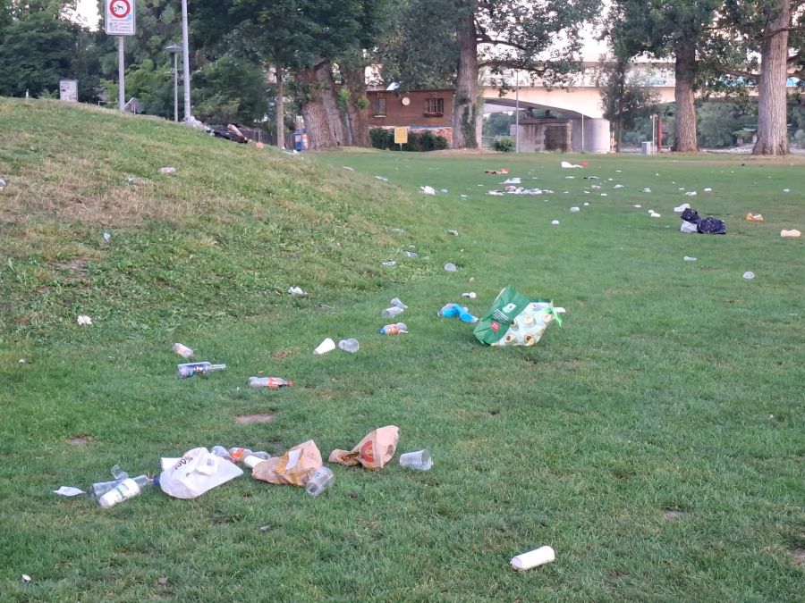 Die Grünflächen waren in der Naherholungszone voller Müll am Sonntagmorgen.