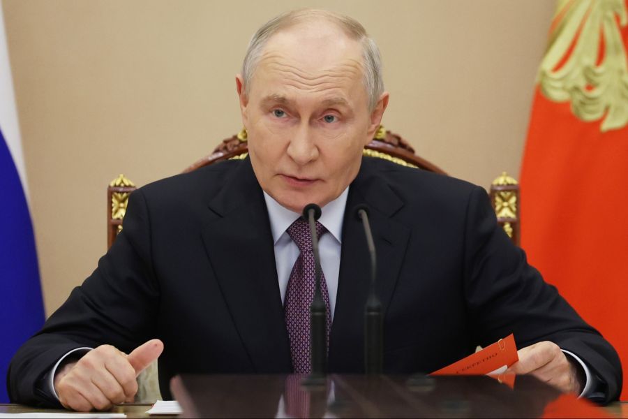 Russlands Präsident Wladimir Putin lässt Frauen verfolgen, weil sie freizügige Fotos und Videos im Internet veröffentlicht haben.