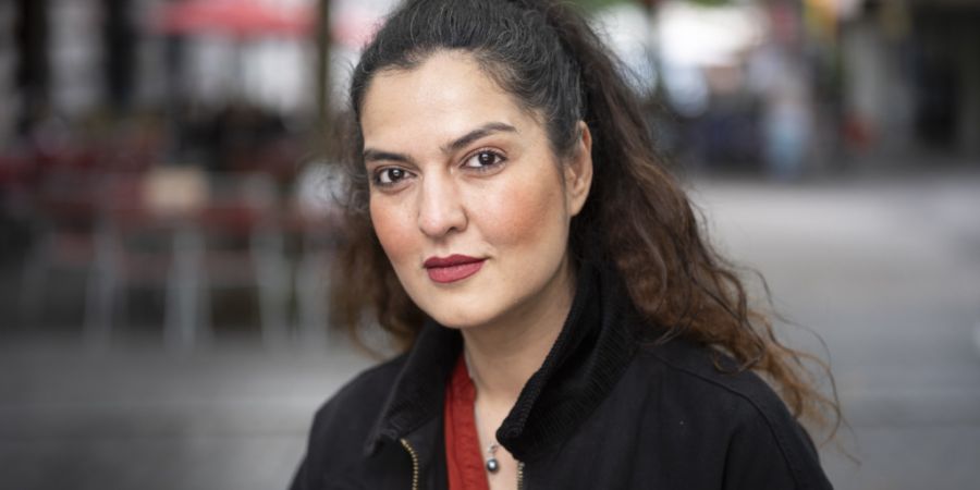 Die iranische Autorin Aliyeh Ataei schreibt auf Farsi, obwohl sie seit Jahren nicht mehr im Iran lebt. Die Sprache halte die Verbindung zu ihr selbst aufrecht. Ataei liest am 30. Intern...