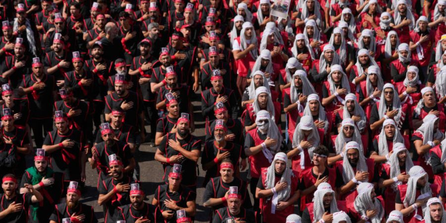 Anhänger der Hisbollah schlagen sich auf die Brust, während sie anlässlich des heiligen Ashura-Tages marschieren, an dem des Märtyrertodes von Hussein, dem Enkel des Propheten Moham...
