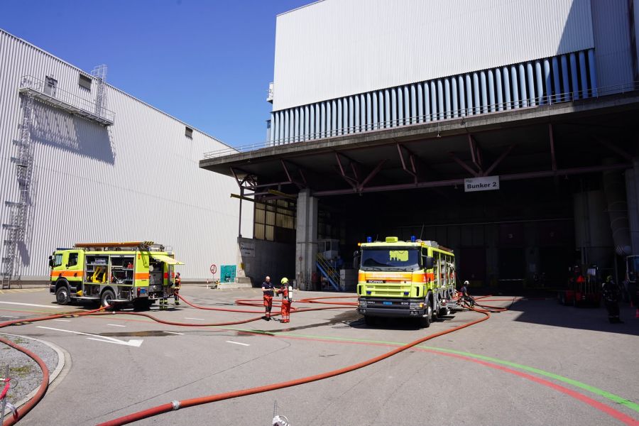 Die Feuerwehr steht in Hinwil ZH im Einsatz.