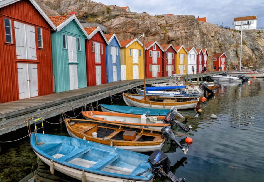 Smögen in der schwedischen Region Bohuslän lockt mit maritimem Flair und milden Sommertemperaturen – ideal für eine Coolcation.
