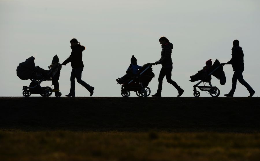 Kinderlose mit Kinderwunsch geben an, bis jetzt noch keine Kinder zu haben, weil sie sich zu jung fühlen (41 Prozent).
