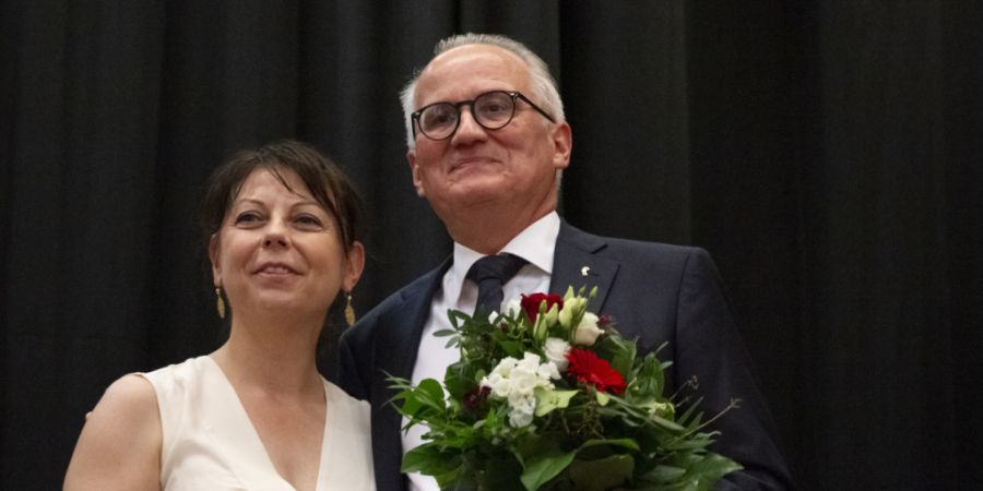 FDP-Landrat Andreas Dürr (rechts) mit Landschreiberin Elisabeth Heer Dietrich (links) im Liestaler Stadtsaal, wo der Landrat am Donnerstag tagte.
