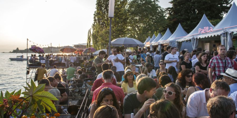 Entlang der Seeuferpromenaden finden am Montreux Jazz Festival wieder Besuchende zusammen, die auch ohne Ticket Musik und Kulinarik geniessen. (Archivbild)