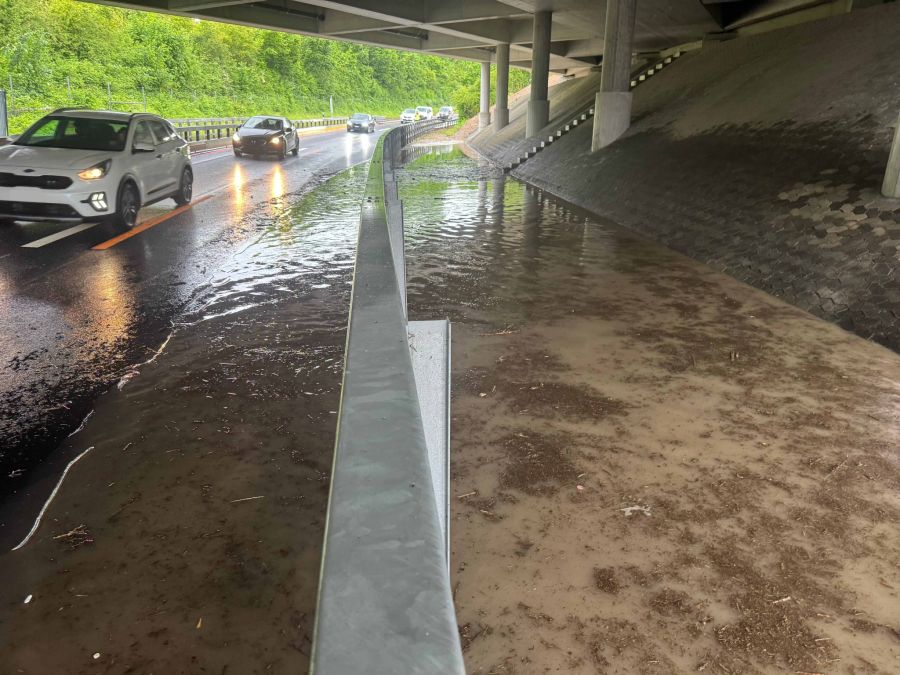 Auf der Autobahn A4 in Rotkreuz ZG kam es zu einer grossen Wasseransamlung.