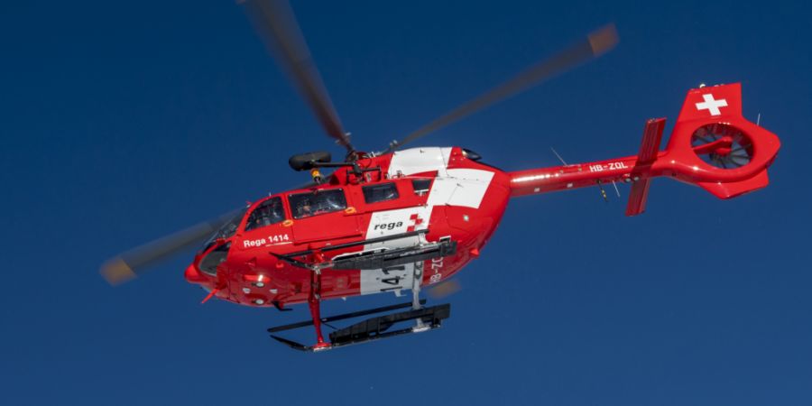 Die Rega flog am Dienstagabend eine junge Motorradfahrerin in ein Spital. Dort erlag sie ihren Verletzungen. (Symbolbild)