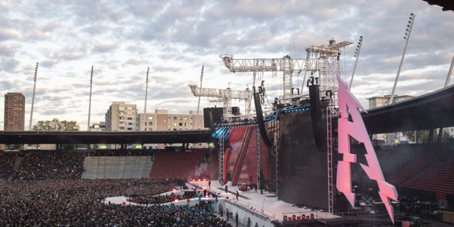 Zuletzt sorgten Metallica 2019 für Furore im Zürcher Letzigrundstadion. Nun kehren sie am Mittwochabend zurück und begeistern rund 50'000 Fans. (KEYSTONE/Ennio Leanza)