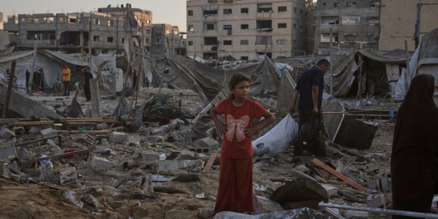 Palästinenser bergen ihre Habseligkeiten aus den Trümmern eines Gebäudes und von Zelten, die bei einem israelischen Luftangriff in Gaza-Stadt zerstört wurden. Foto: Jehad Alshrafi/A...