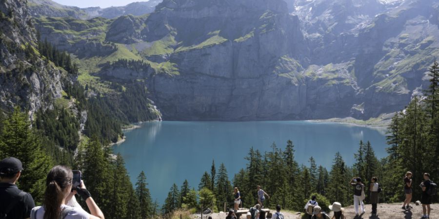Bei den aktuellen Temperaturen zieht es viele Menschen in die Berge oder an Seen. Optimal, wenn beides gleichzeitig geht, wie hier am Oeschinensee im Berner Oberland. (Archivbild)