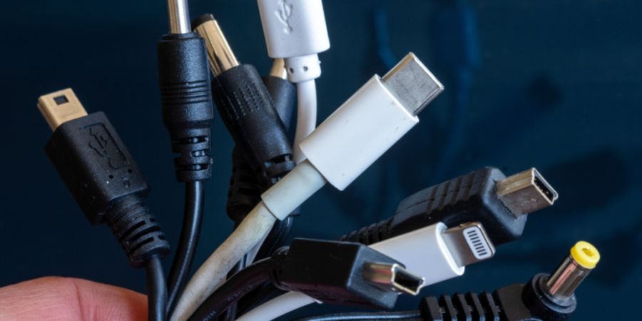 Im Bild: Ein Bündel unterschiedlicher Ladekabel für Elektrogeräte wie Mobiltelefone oder Laptops. Bei Kontrollen des Bundes fiel 2025 jedes vierte Elektrogerät durch. Betroffen ware...