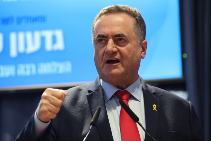 Verteidigungsminister Israel Katz spricht von einem «Präventivschlag» gegen den Iran. israel katz erhobene faust