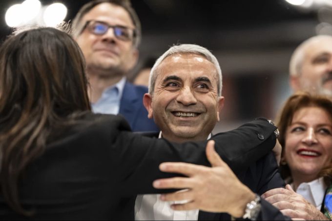 Der wiederkandidierende Regierungsrat Mustafa Atici (SP) freut sich. Mustafa Atici
